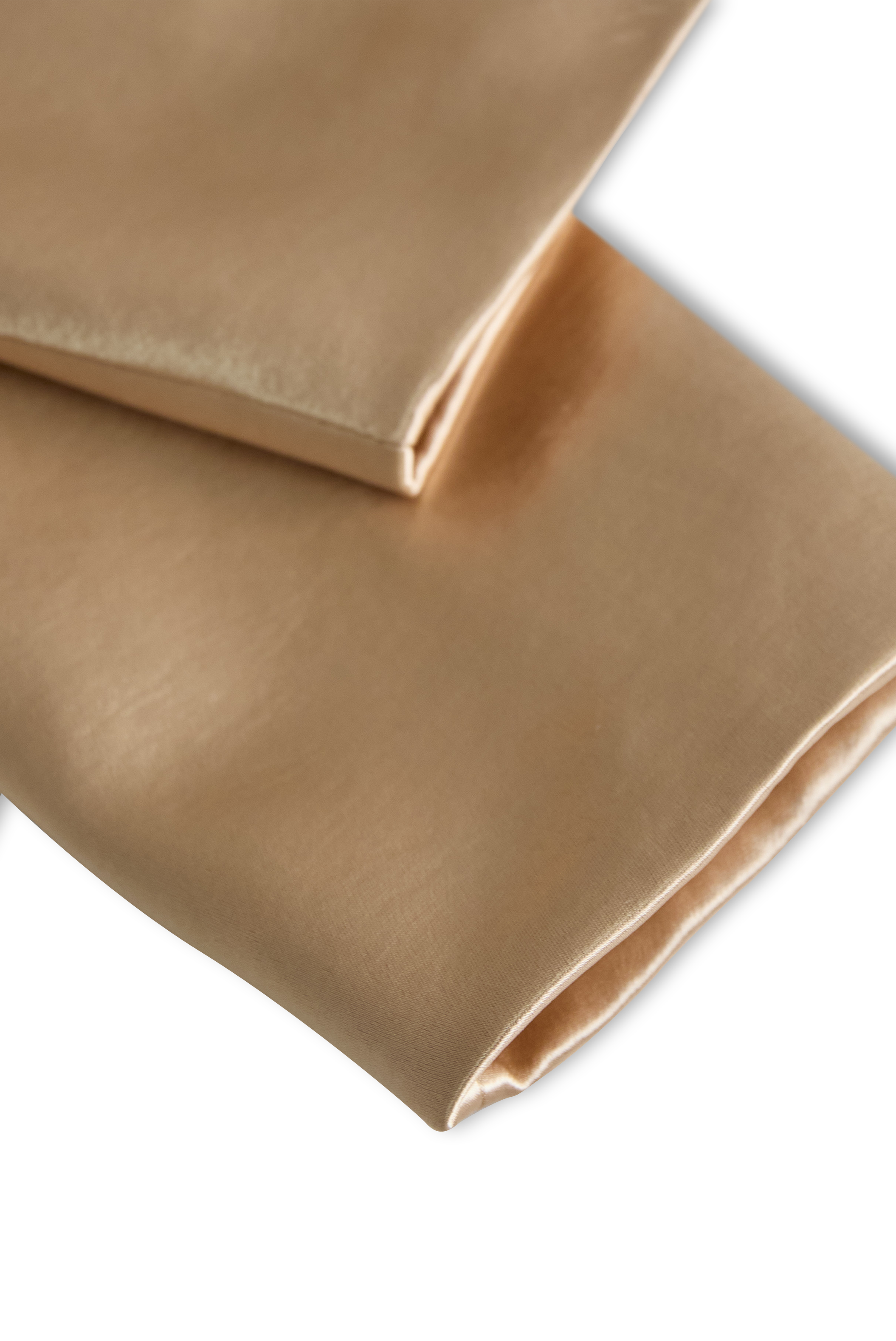 Zjemnělý saténový trench coat z Champagne pro nadčasový styl