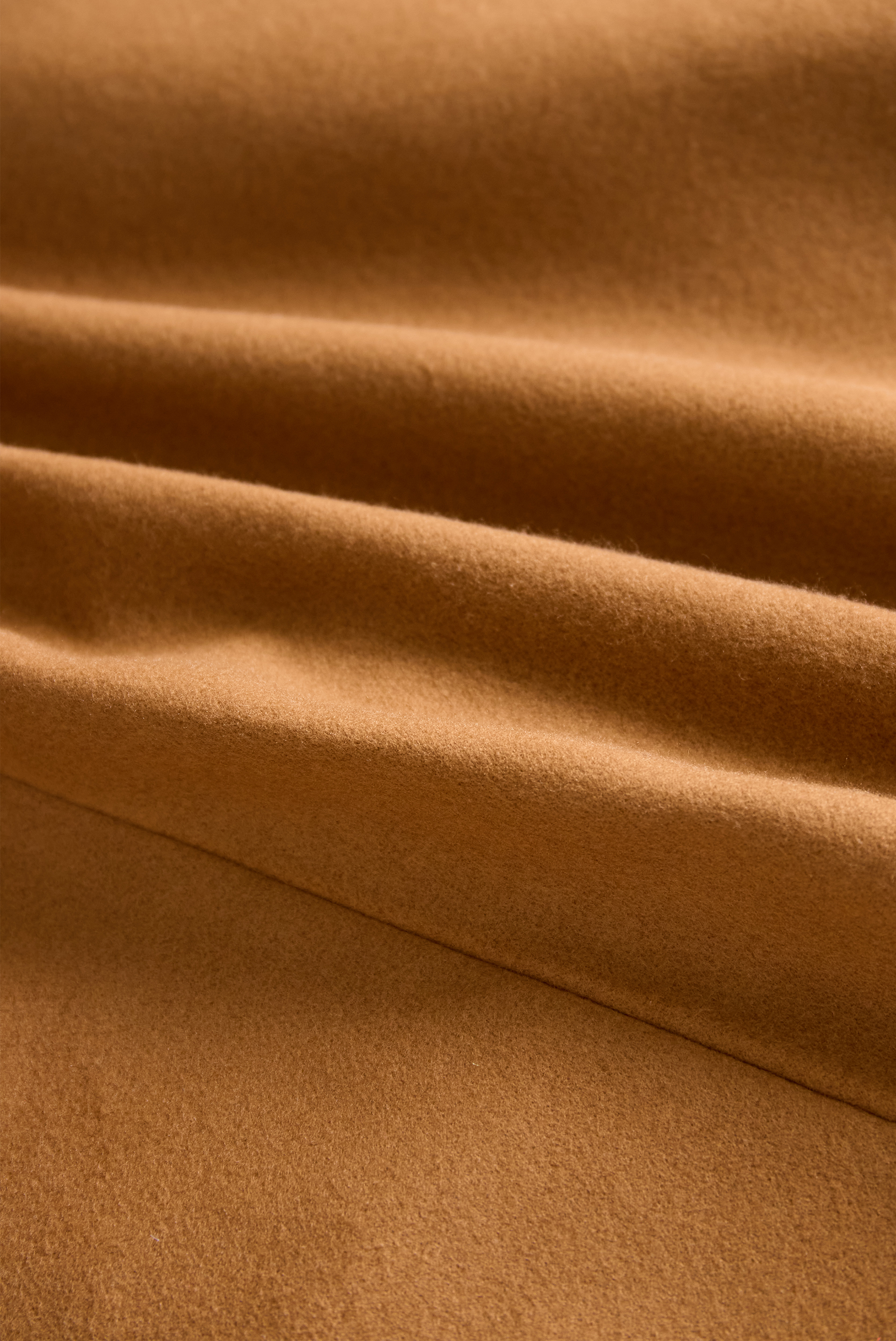 Klasický trench coat z kamelí vlny s pásovým střihem