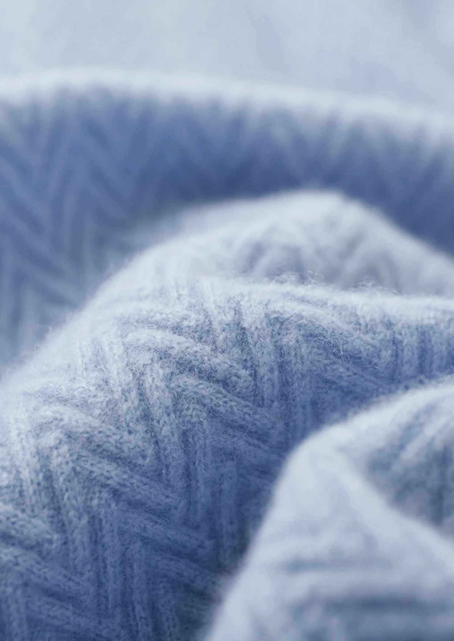 PREMIUM ČESKÝ ZIGZAGOVÝ SVETR S GNĚTOVÝMI DVOJCITLAMI