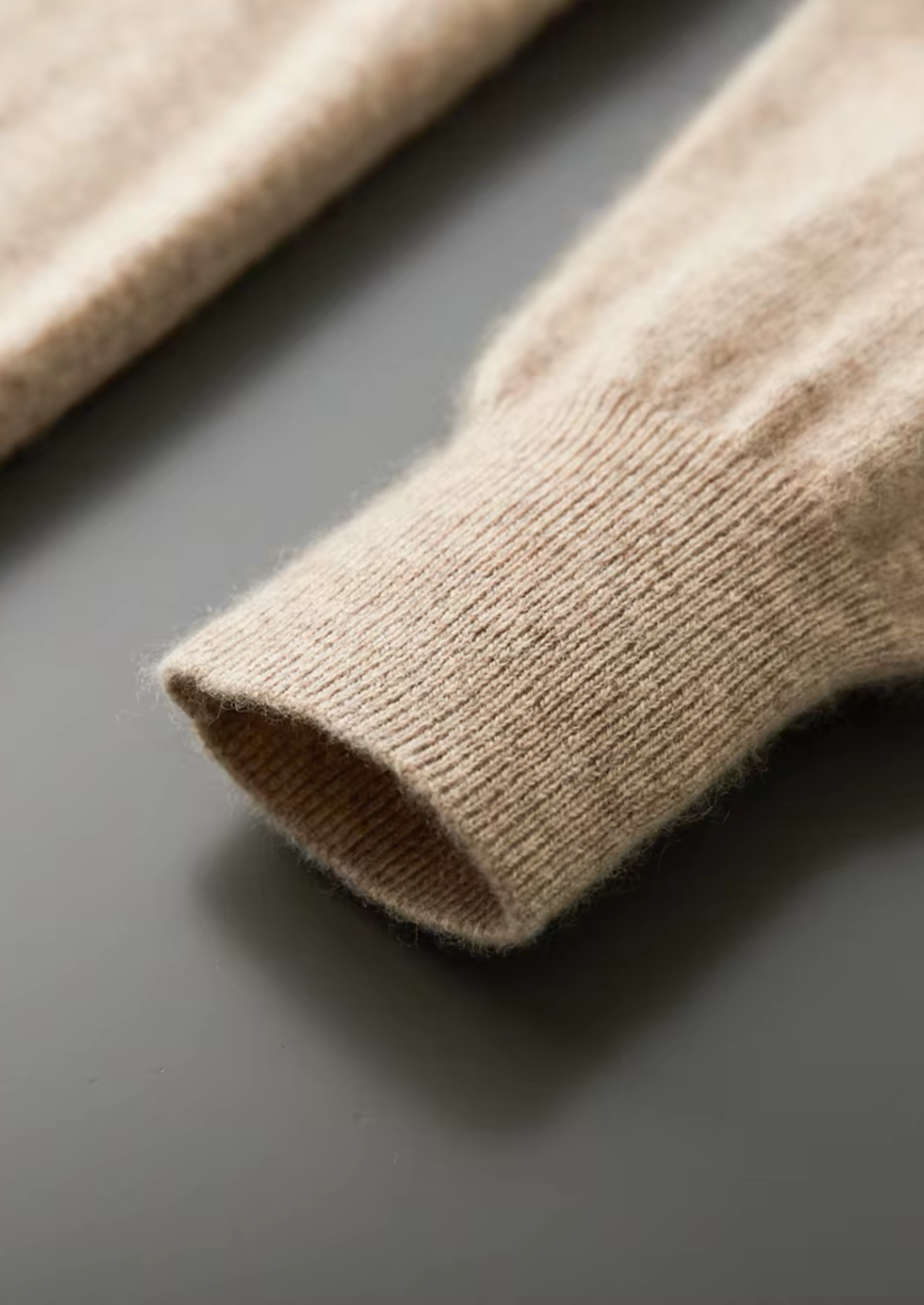 Klasický svetr s výstřihem do V z extra jemné merino vlny