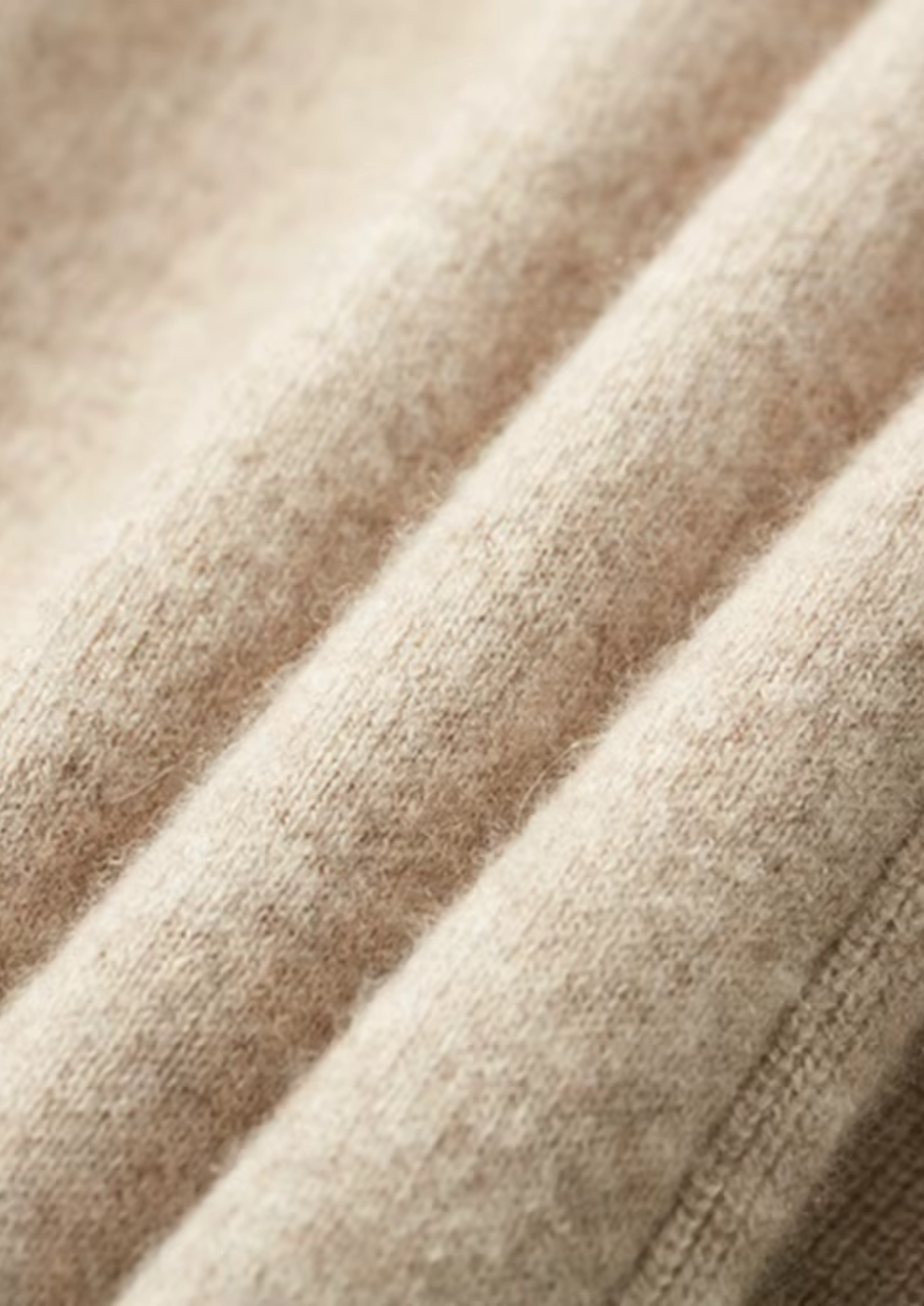 Prémiová souprava z kašmíru na volný čas