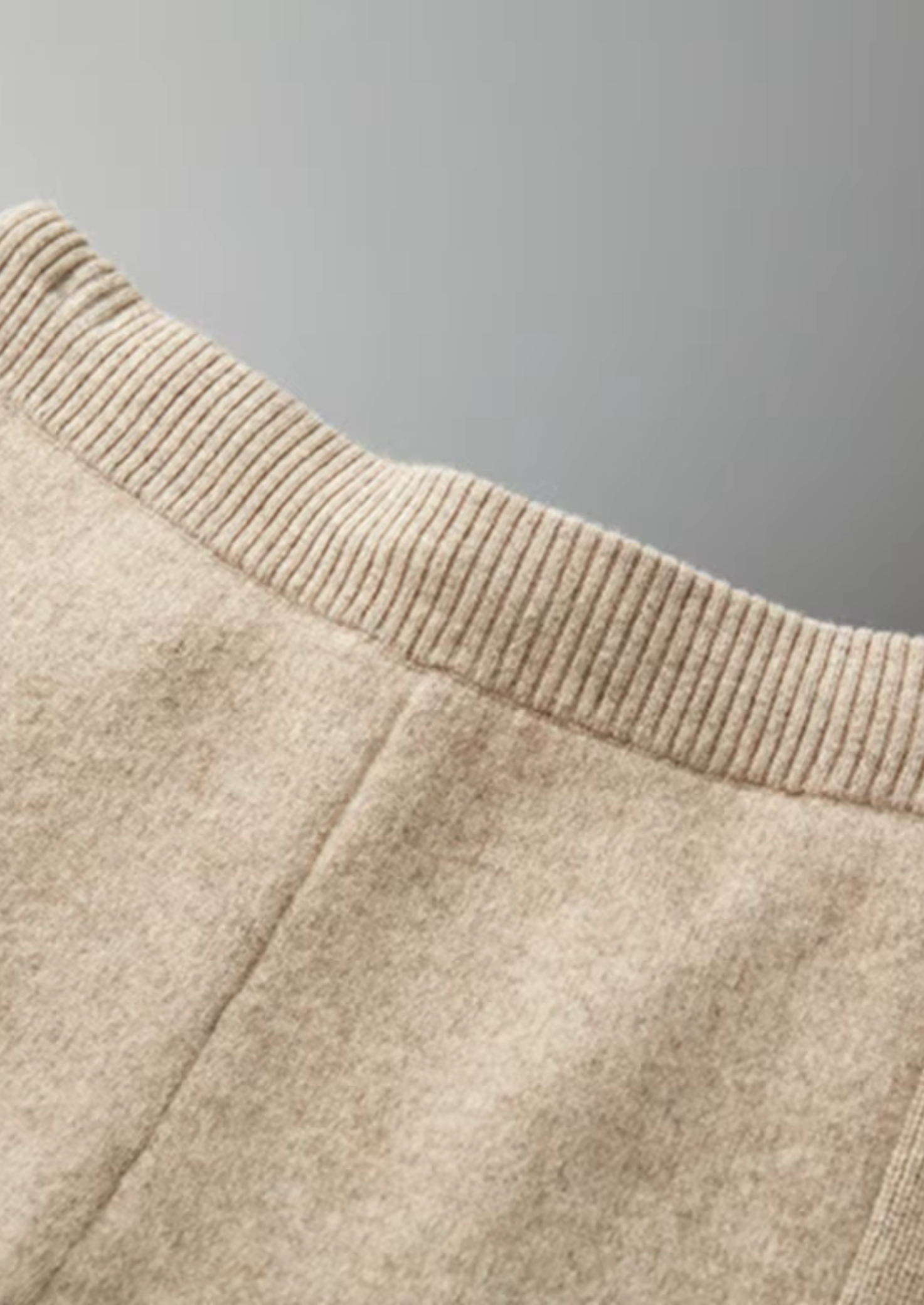 Prémiová souprava z kašmíru na volný čas