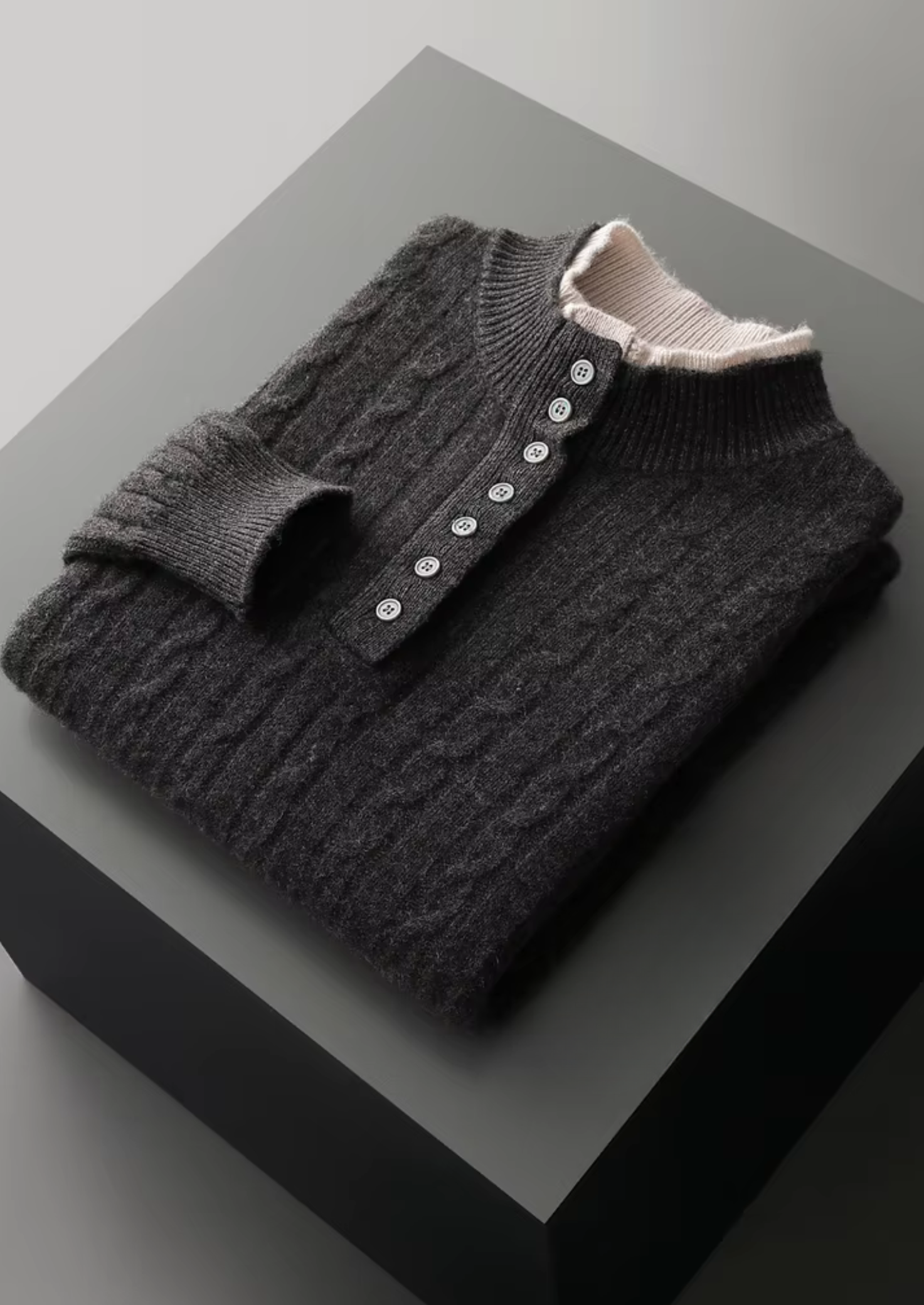 PURE EXTRA-JEMNÁ MERINO VLNA S PŘÁDANÝM VZOREM A DENIMOVÝM KOLÁČEM HENLEY SVETR