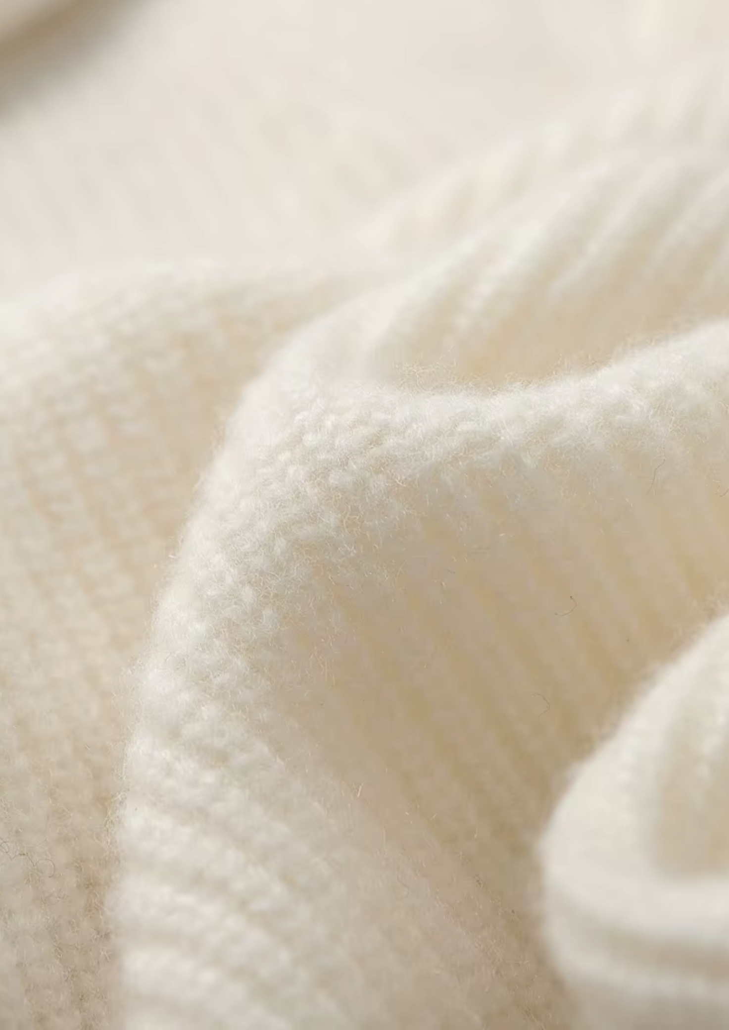 Prémiový kašmírový žebrovaný svetr s výstřihem do V